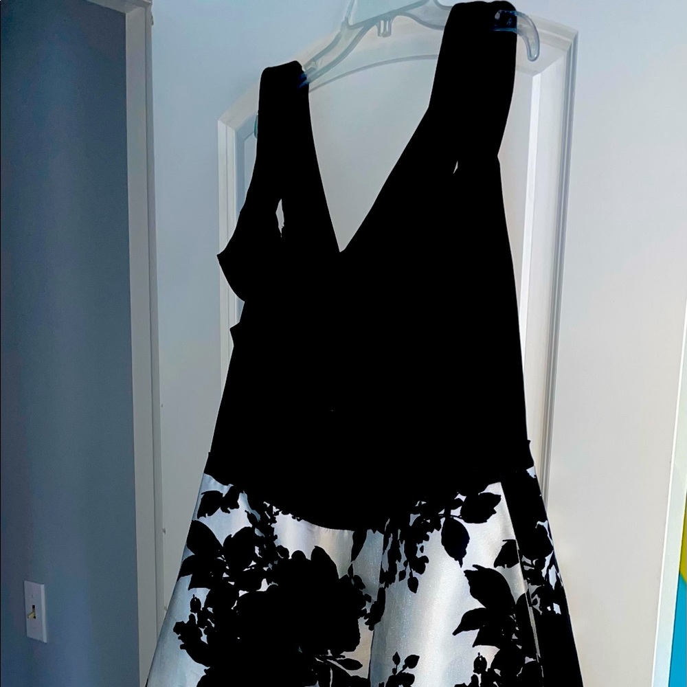 Beautiful semi formal dress smoke free home and pet free. It has a longer back.
